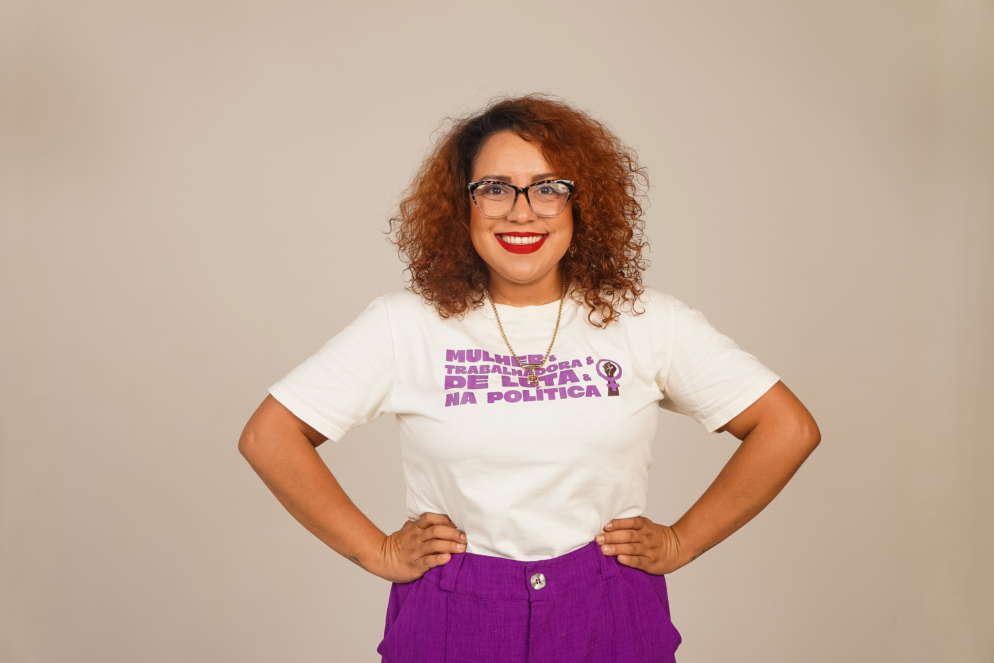 Mãe ou cuidadora em momento de afeto, retratada com dignidade