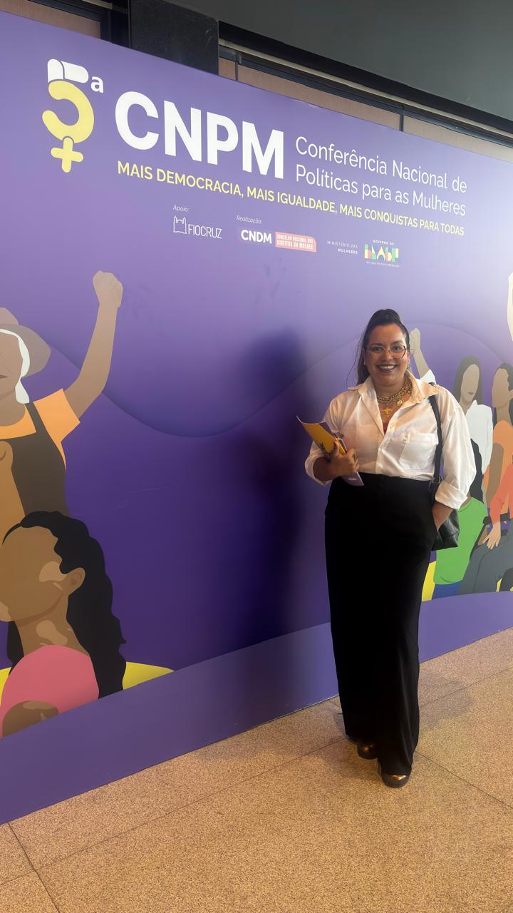 Natty Vieira em atividade comunitária na Estrutural, ouvindo mulheres e famílias