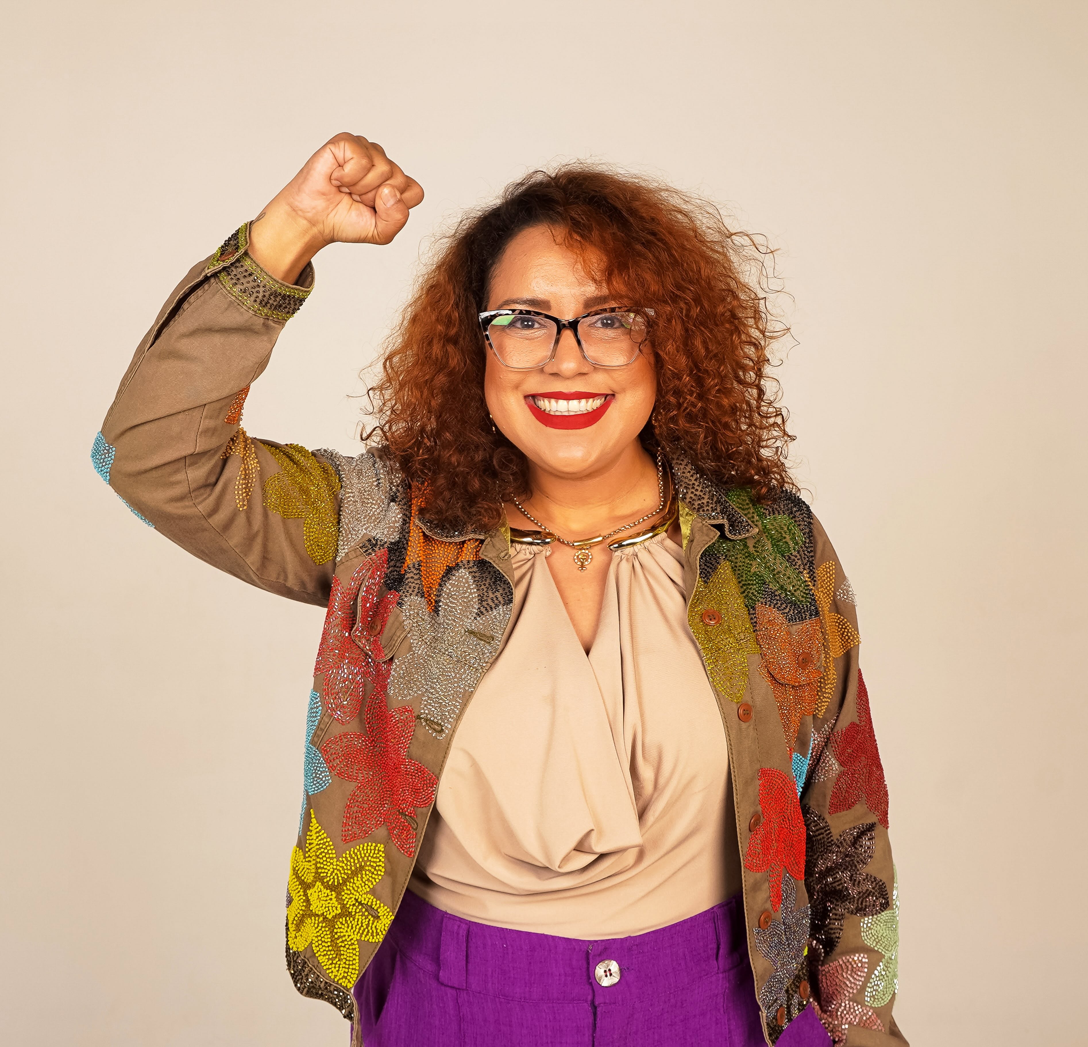 Natty Vieira de punho erguido — força e coragem
